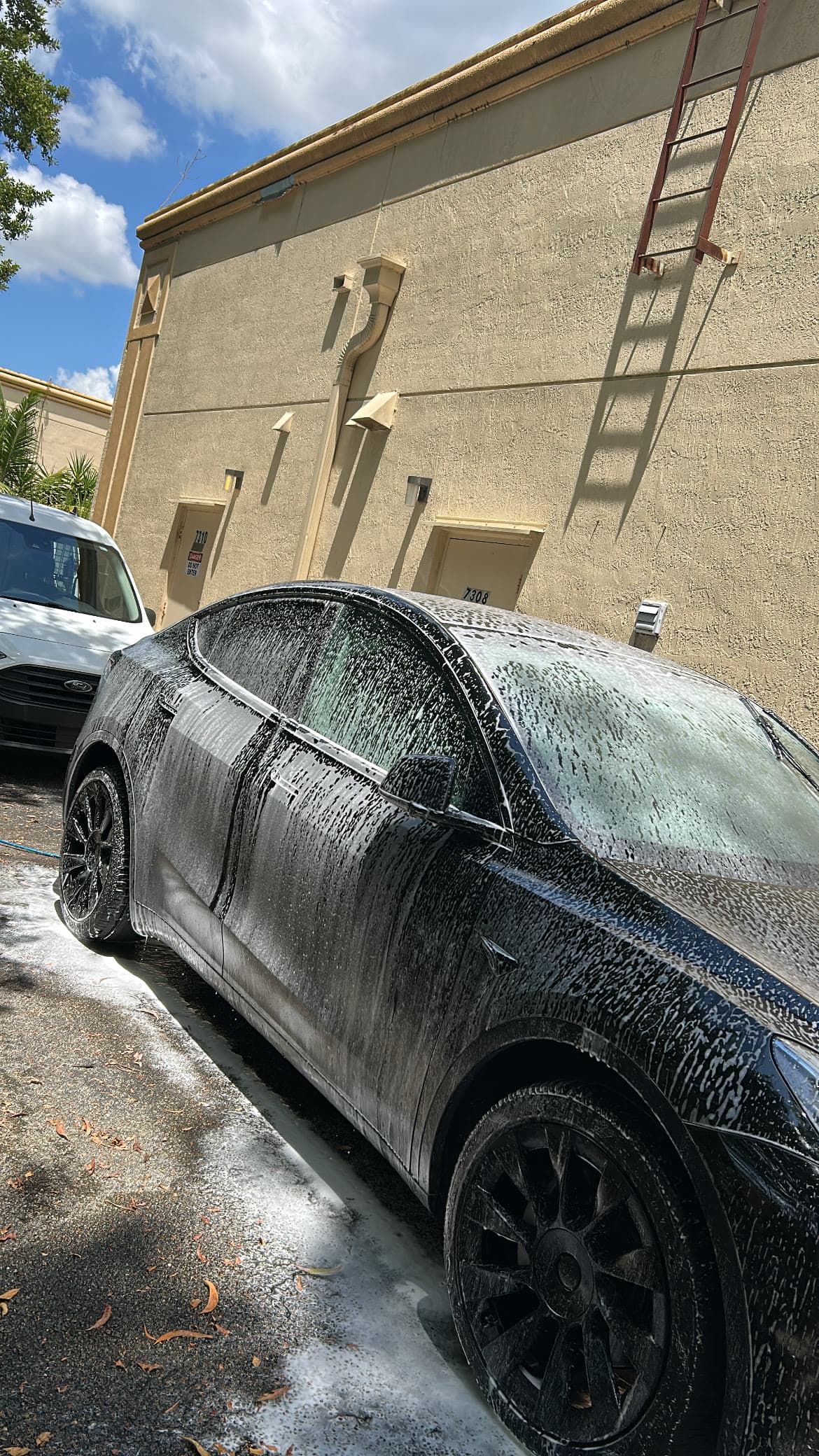 Tesla Model Y, foam pre-wash